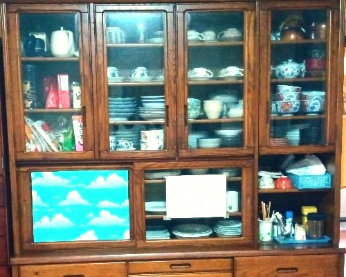 布と紙を貼った食器棚