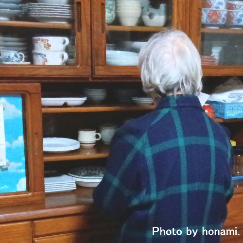 食器を片付けるお姑さん