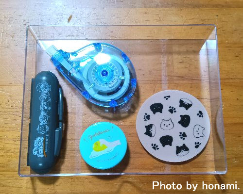 引き出し三段目に認印、朱肉、印鑑マット、修正テープ